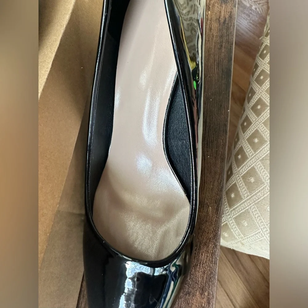 NEW! Size 40 women’s black patent leather pumps with gold and clear heel - Picture 12 of 15